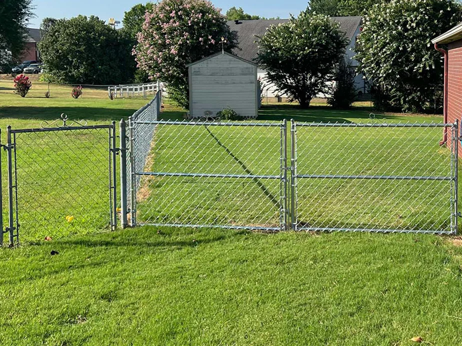 Chain Link fence contractor in the area.